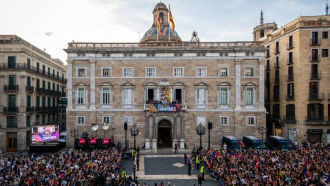 La plaça Sant Jaume plena de gom a gom d'aficionats blaugrana.