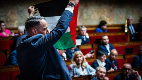 El diputado de la formación progresista La Francia Insumisa, Sébastien Delogu, sacando una bandera de Palestina en la Asamblea Nacional de Francia, a 28 de mayo de 2024.