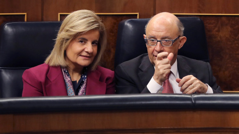 La ministra de Empleo, Fátima Báñez, y el ministro de Hacienda, Cristóbal Montoro, durante la sesión plenaria del Congreso sobre las pensiones. EFE/ Ballesteros