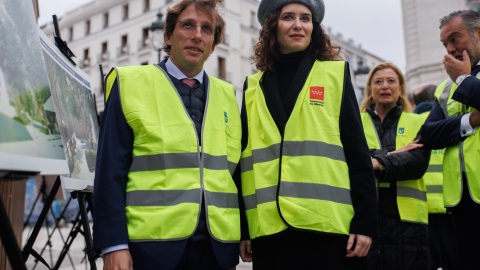 Foto de archo del alcalde de Madrid, José Luis Martínez-Almeida, y de la presidenta de la Comunidad de Madrid, Isabel Díaz Ayuso, durante su visita a las obras de la Puerta de Sol, en noviembre de 2022. EUROPA PRESS/Alejandro Martínez Vélez