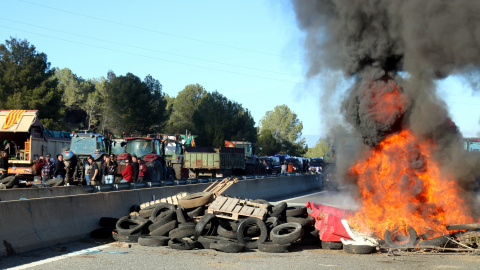 Barricades a l'AP-7 a Pontós el 13 de febrer de 2024.