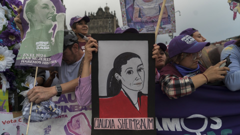 Los partidarios de la candidata presidencial del partido gobernante, Claudia Sheinbaum, participan en una manifestación final en el Zócalo el último día de campaña antes de las elecciones parlamentarias del 2 de junio.