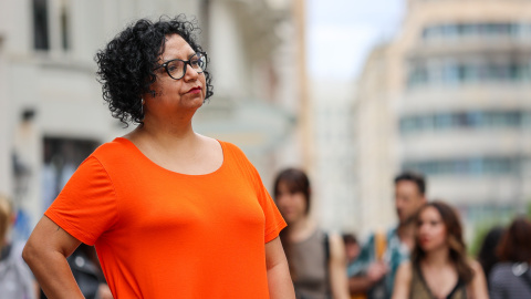 La historiadora y académica chilena Claudia Zapata posa en la Gran Vía madrileña a 19/06/2024.