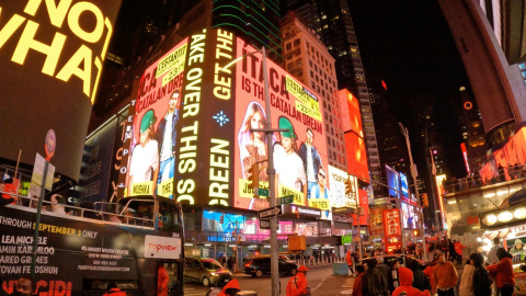 Un anunci dels concerts d'Ítaca la nit de Sant Joan en una de les pantalles de Times Square