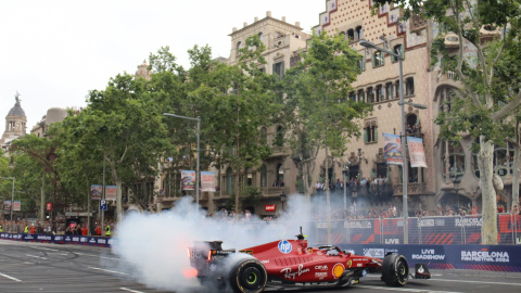 El monoplaça de Ferrari conduit per Carlos Sainz al Road Show de la Formula 1 davant de la Casa Batlló del passeig de Gràcia