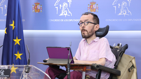 El portavoz de Unidas Podemos en el Congreso, Pablo Echenique, durante una rueda de prensa en el Congreso de los Diputados, a 28 de marzo de 2023.