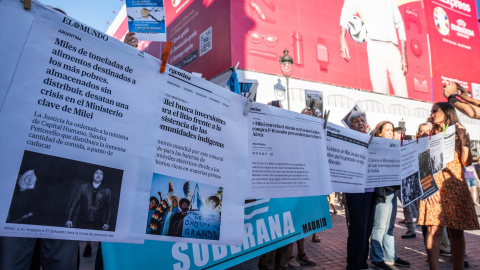 Varios manifestantes durante la concentración en Madrid contra Milei, a 21 de junio de 2024, en Madrid (España).