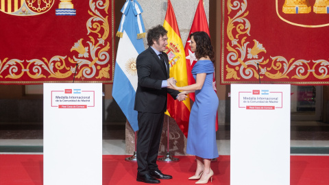 La presidenta de la Comunidad de Madrid, Isabel Díaz Ayuso, condecora al presidente de la República Argentina, Javier Milei, en la Real Casa de Correos, a 21 de junio de 2024, en Madrid