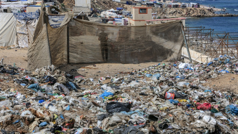 20 de junio de 2024. Pilas de basura en las calles de Deir al-Balah.