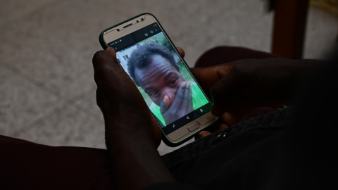 Souleyman Aboubakar Yachoub, superviviente de la masacre de Melilla, observa una foto de sí mismo tomada el 24 de junio. Foto: Okba Mohammad.'