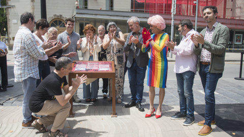 Inauguració de la placa que commemora la manifestació a favor de l'alliberament sexual l'any 1977 a la Rambla Santa Mònica de Barcelona.