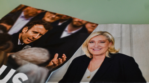 Foto de archivo de los carteles electorales de Emmanuel Macron y Marine Le Pen.