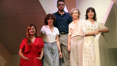 Les actrius de T de Teatre Carme Pla, Mamen Duch, Marta Pérez i Àgata Roca amb el director Mariano Teconi Blanco.