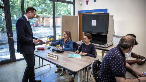 El presidente del partido de extrema derecha francés National Rally (RN), Jordan Bardella, se prepara para emitir su voto en una mesa electoral, a 30 de junio de 2024.