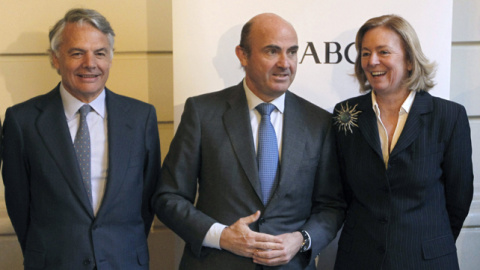 El ministro de Economía, Luis de Guindos,  con la presidenta del ABC, Catalina Luca de Tena, y el presidente de la Mutua Madrileña, Ignacio Garralda, antes del almuerzo informativo.