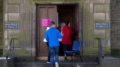 Varias personas acuden a votar en los comicios británicos a un colegio electoral de Edimburgo, Escocia, a 4 de julio de 2024.