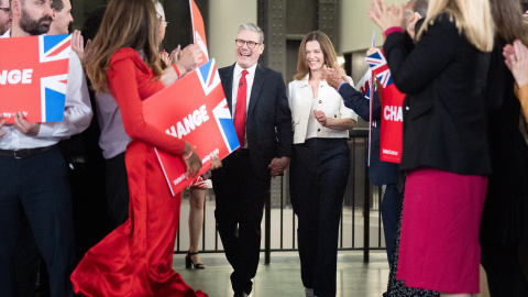 El líder del Partido Laborista del Reino Unido, Sir Keir Starmer, y su esposa tras conocer los resultados de las Elecciones Generales, a 4 de julio de 2024.