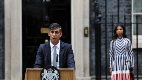 El primer ministro británico saliente, Rishi Sunak, pronuncia una declaración en las afueras de Downing Street en Londres.