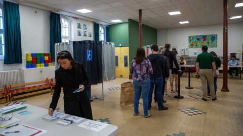 Varios electores ejercen su derecho al voto en París durante las elecciones francesas.