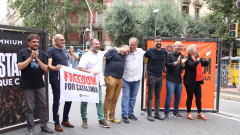 D'esquerra a dreta, Jesús Rodríguez, Xavier Vendrell, Oleguer Serra, Josep Campmajó, Xavier Antich, Ruben Wagensberg, Oriol Soler i Marta Molina a l'acte davant la seu d'Òmnium