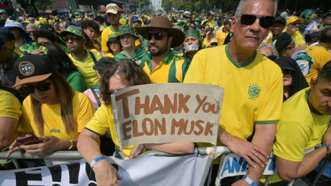 Partidarios del expresidente brasileño Jair Bolsonaro sostienen un cartel en agradecimiento al propietario de la plataforma X, Elon Musk, durante un mitin del Día de la Independencia en Sao Paulo, Brasil, el 7 de septiembre de 2024.