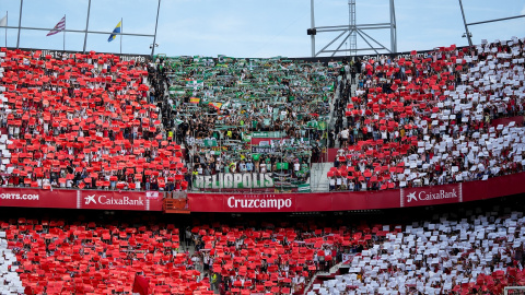 Aficionados del Betis en el Sánchez Pizjuán durante un derby.