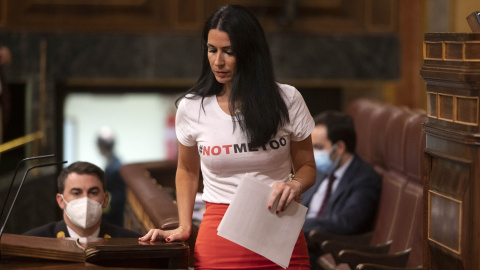 La entonces diputada de Vox, Carla Toscano, con una camiseta de "Not me too" en un pleno del Congreso de los Diputados en que se debatía le ley del 'solo sí es sí', en octubre de 2021. E.P./Alberto Ortega / Europa Press