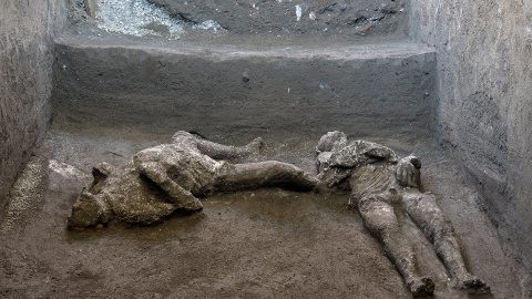 Vista  de los moldes de dos hombres habitantes de Pompeya que murieron en la erupción del Vesubio en el año 79 d. C.