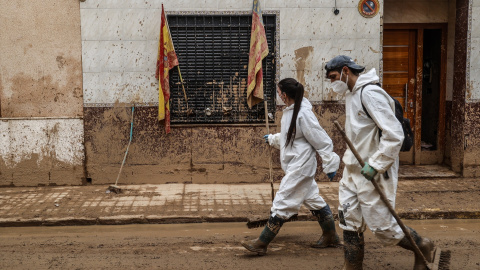 Varios voluntarios limpian calles en Massanassa, a 8 de noviembre de 2024.