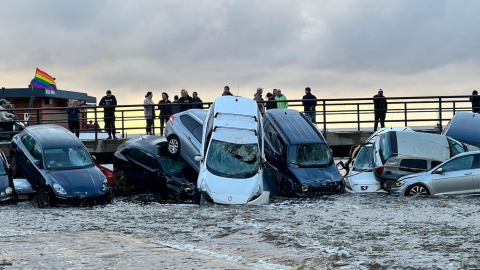 Cotxes arrossegats per la riera taponant un pont a Cadaqués