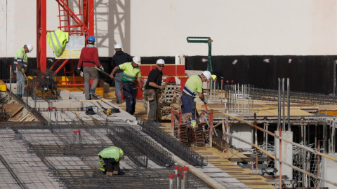 Varios obreros durante la construcción de una vivienda, a 22 de febrero de 2023, en Móstoles, Madrid.