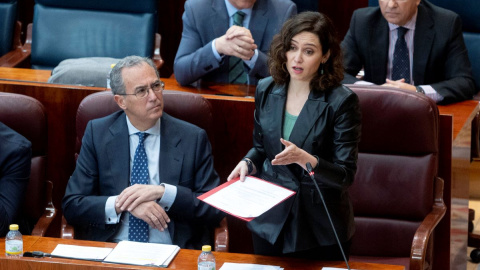 La presidenta de la Comunidad de Madrid, Isabel Díaz Ayuso, interviene durante un pleno en la Asamblea de Madrid, a 2 de marzo de 2023, en Madrid.