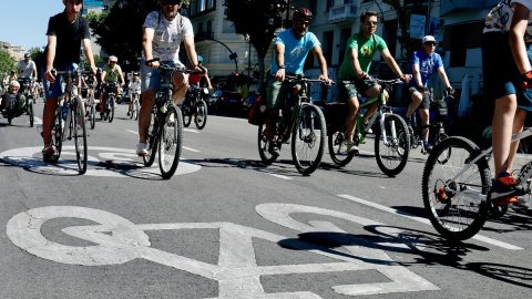 Varios ciudadanos participan en una marcha en Madrid en favor de la movilidad urbana en bicicleta.