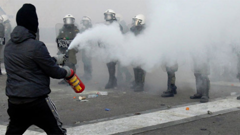 Protesta en Atenas contra los recortes impuestos por la troika.