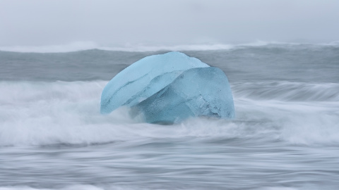 Iceberg proveniente del glaciar Vatnajökull, al suroeste de la costa islandesa, derritiéndose en el mar.