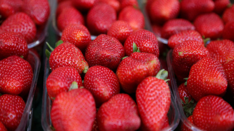 Envases de fresas. REUTERS