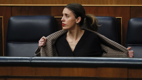 La ministra de Igualdad, Irene Montero, este martes, antes de la sesión de la tarde del pleno del Congreso de los Diputados en Madrid. En la víspera del 8M, el PSOE y Podemos endurecen su enfrentamiento por la reforma de la ley del solo sí 