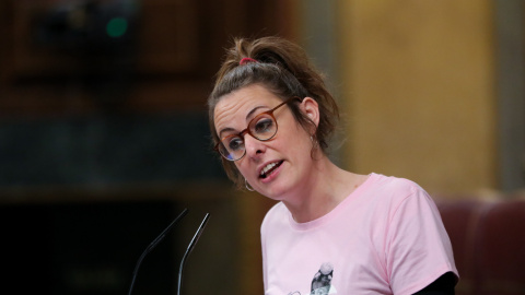 La diputada de la CUP, Mireia Vehí, interviene desde la tribuna del Congreso de los Diputados, en la segunda sesión del debate de investidura del candidato socialista a la Presidencia de Gobierno en la XIV Legislatura. EUROPA PRESS/Jesús He