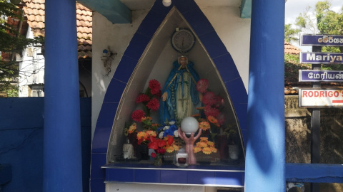 Virgen María en cruce.