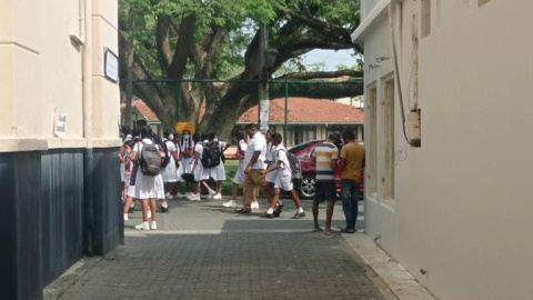 Niños uniformados yendo al colegio.