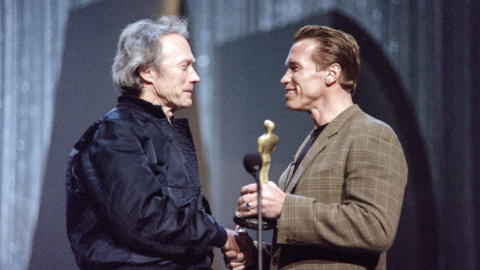 Arnold Schwarzenegger y Clint Eastwood en la gala de los Premios Oscar de 1995.