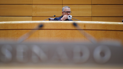 Ander Gil, presidente del Senado, tomando un café