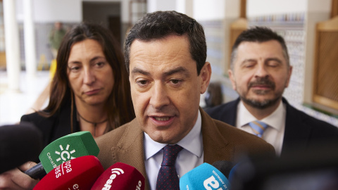 El presidente de la Junta de Andalucía, Juanma Moreno, atiende a los medios de comunicación durante la segunda jornada del Pleno del Parlamento andaluz en el Parlamento de Andalucía, a 9 de marzo de 2023 en Sevilla.