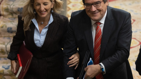 La vicepresidenta segunda y ministra de Trabajo y Economía Social, Yolanda Díaz y el ministro de Inclusión, Seguridad Social y Migraciones, José Luis Escrivá, durante una sesión plenaria, en el Congreso de los Diputados, a 21 de diciembre d