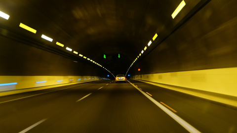 Fotografía de un túnel con poca iluminación.