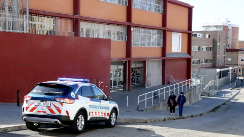 10-3-2023 L'institut Enric Borràs de Badalona, amb una patrulla dels Mossos d'Esquadra a la porta