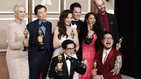 El equipo de 'Todo a la vez en todas partes' celebra su victoria en los premios Oscar, en Los Ángeles (EEUU), a 13 de marzo de 2023.