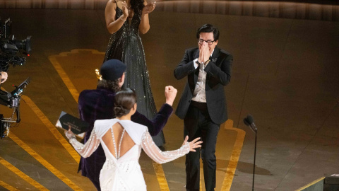 El actor Ke Quan acepta el premio a la mejor interpretación de actor secundario