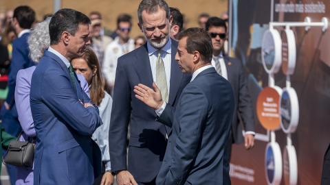 (I-D) El presidente del Gobierno, Pedro Sánchez; el Rey Felipe VI y el CEO de Airbus España, Guillaume Faury, durante el acto central conmemorativo de la creación de Construcciones Aeronáuticas S.A. y de su planta de Getafe. E.P./A. Pérez M