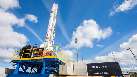 El microlanzador suborbital español 'Miura I', en la plataforma de lanzamiento en un evento mediático antes de las últimas pruebas en Huelva.